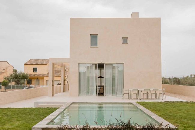 casa cúbica con piscina frontal